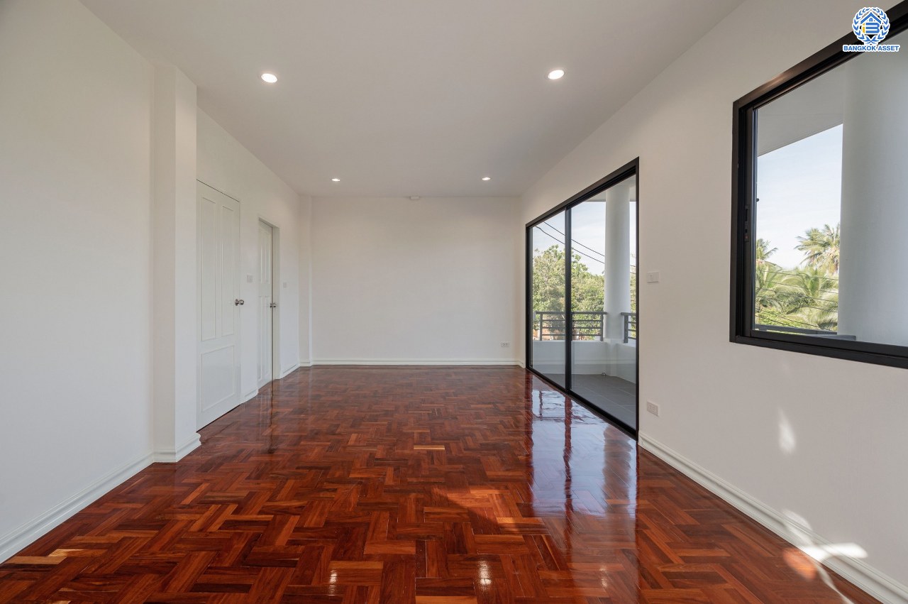 บ้านมือสองตกแต่งใหม่ แบรนด์ Q.House โครงการ ลัดดารมย์ ปิ่นเกล้า เนื้อที่ 53.1 ตร.ว. พื้นที่ใช้สอย 211.5 ตร.ม. ฟังก์ชันจัดเต็ม 3 ห้องนอน 2 ห้องน้ำ จอดรถได้ 2 คัน บนทำเลศักยภาพ ใกล้เซ็นทรัลเวสต์เกต, วงเวียนพระราม5, ทางด่วน "กาญจนาภิเษก" และรถไฟฟ้า "สถานีตลาดบางใหญ่"